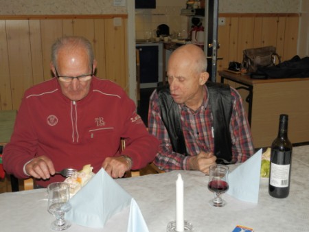 Alf verkar vilja ha ett smakprov av Gunnars tårtbit...